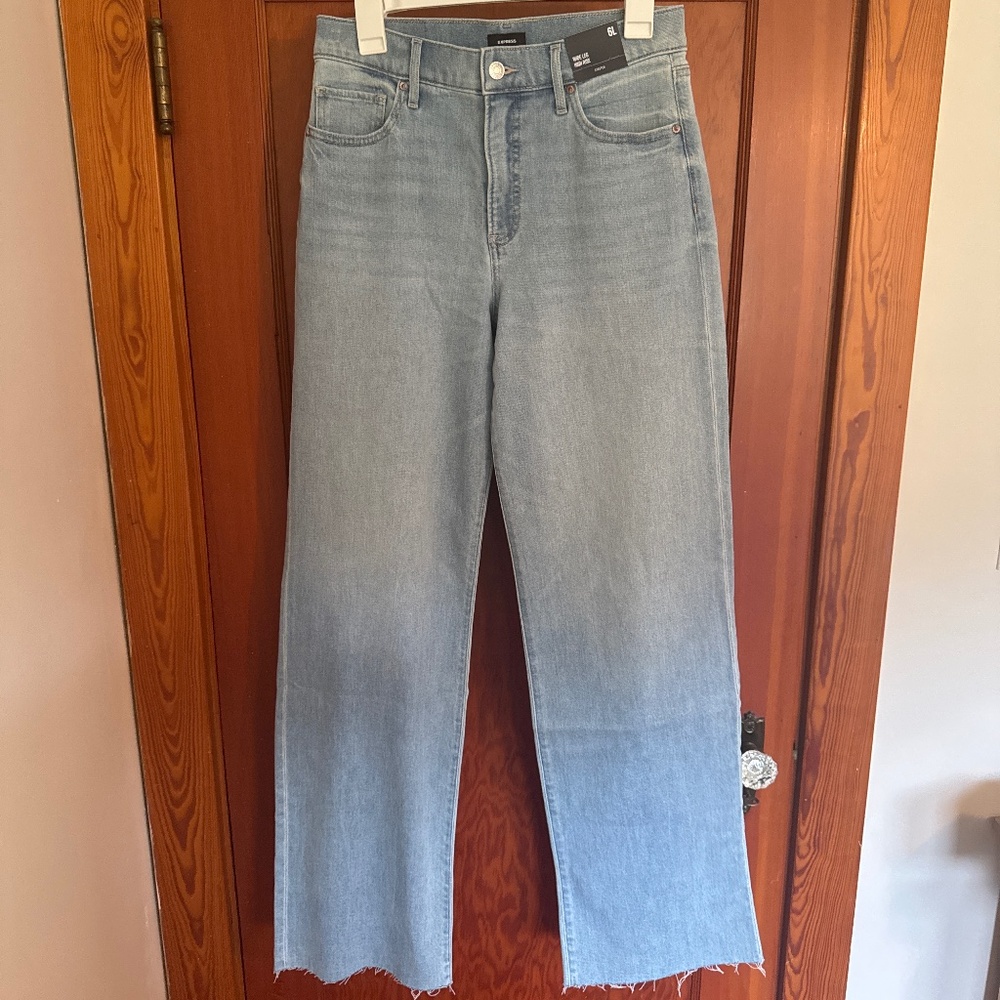 Express Wide Leg High Rise Light Wash Jean 6L